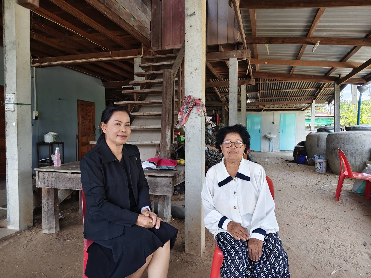 พช.แวงใหญ่ : ติดตาม สนับสนุนการดำเนินงานกลุ่มตัดเย็บเสื้อผ้าที่ได้รับการสนับสนุนจักรเย็บผ้า