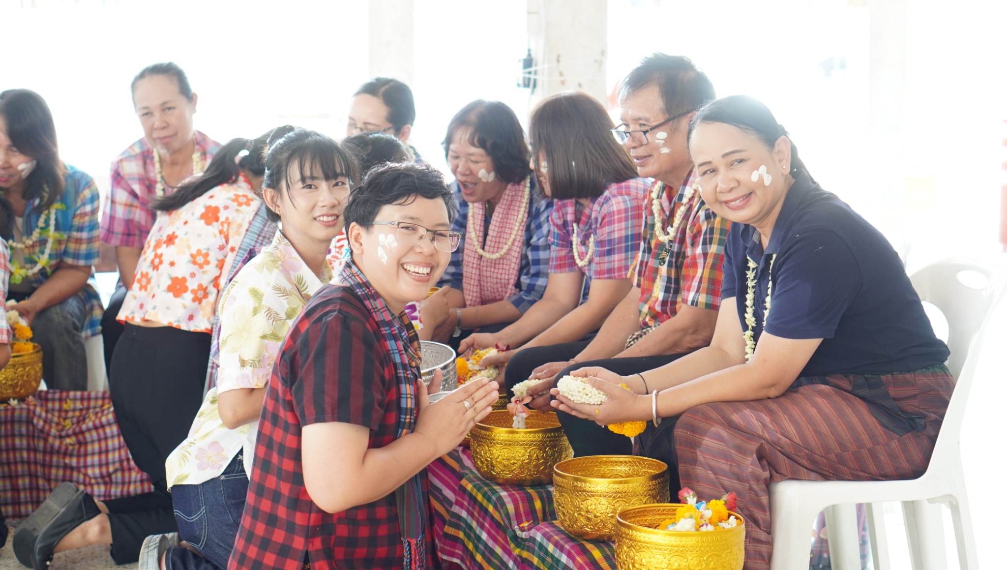🔫  พช.แวงใหญ่​ 🎥​ : ร่วมกิจกรรมสืบสานประเพณีไทย รดน้ำดำหัวขอพรผู้ใหญ่ เนื่องในเทศกาลวันสงกรานต์ ประจำปี 2569