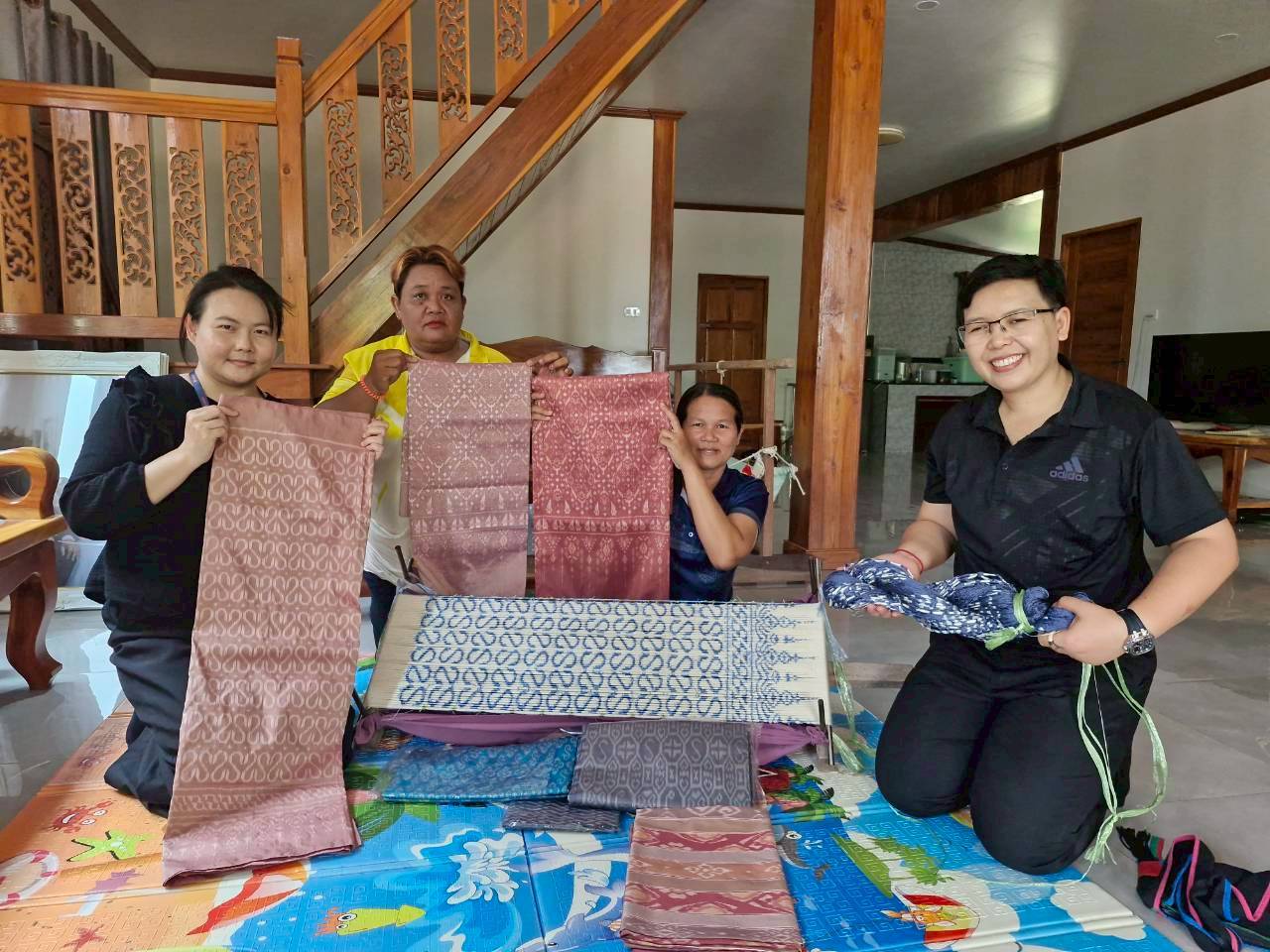 ✨ พช.แวงใหญ่ : ลงพื้นที่ติดตามกลุ่มทอผ้าบ้านป่าแดง เพื่อเตรียมความพร้อมเข้าประกวดลายผ้าพระราชทาน ประจำปี 2569