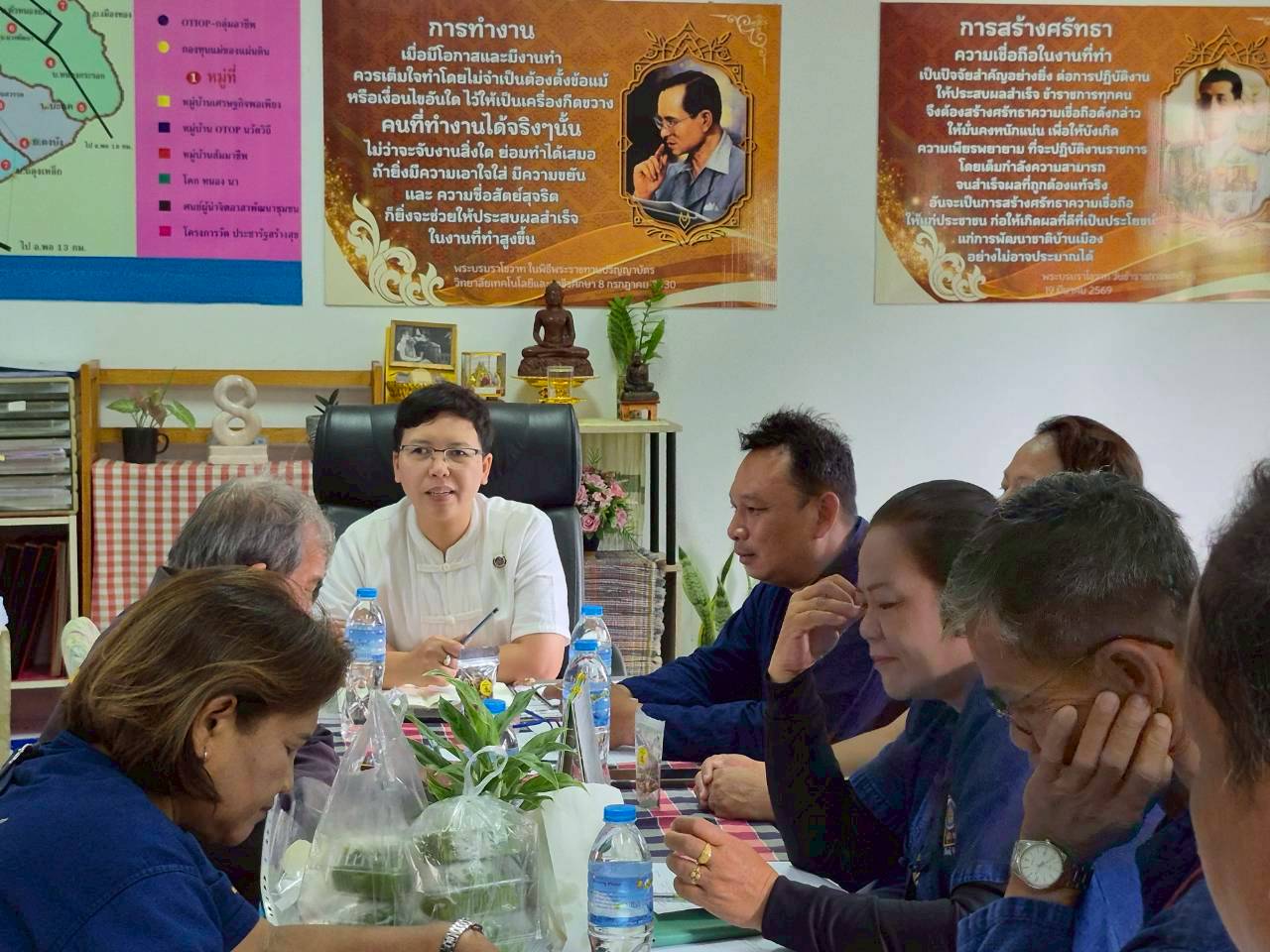 พช.แวงใหญ่ : ประชุมผู้นำ อช. มอบค่าตอบแทน พร้อมจัดทำแผนการดำเนินงานไตรมาส 4