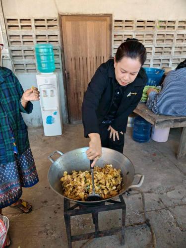 ✨ พช.แวงใหญ่ : เสริมสร้างความรู้จัดอบรมโครงการป้องกันและแก้ไขปัญหายาเสพติด โดยกองทุนแม่ของแผ่นดิน​ (วันที่​3  บ้านห้วยบง)